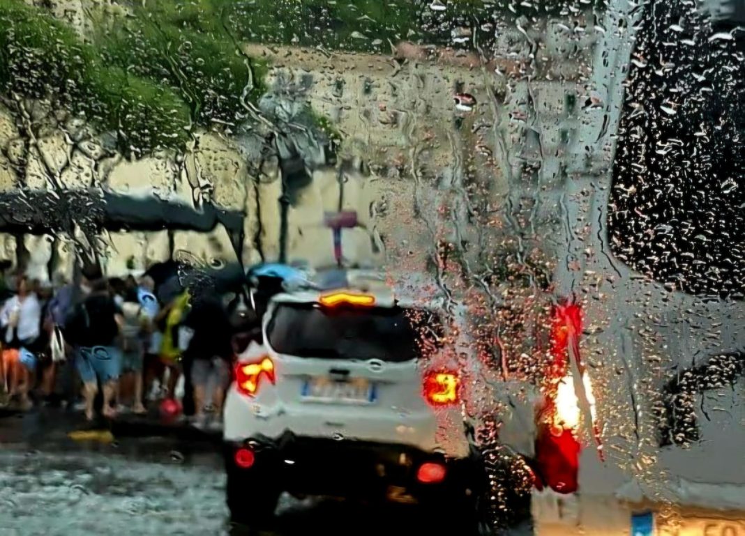 Allarme meteo in Campania delle Protezione Civile, dalle 13 alle 21 di oggi rovesci intensi, grandine e rischio frane