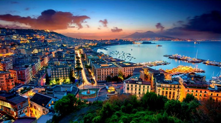 Napoli è mille colori, mille facce, mille mondi. Napoli si deve vivere, non solo visitare. Si deve ascoltare, non solo ammirare. Napoli è nelle librerie, nei musei, nelle mille canzoni. Nei vicoli, come a Posillipo. Napoli è il Lido Mappatella e il Mann. Napoli è sulla tavola e per le strade con la pizza a portafoglio. Ma Napoli non si racconta soltanto con immagini, note o parole. Napoli è ormai anche una fragranza che trasforma scorci, simboli e atmosfere in profumi capaci di evocare emozioni, ricordi, sensazioni.