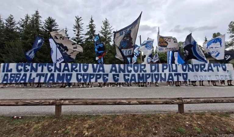 Napoli, ultras a Castel di Sangro: “Il presidente ci ha vietato di incontrare la squadra”. Poi gli striscioni e i cori