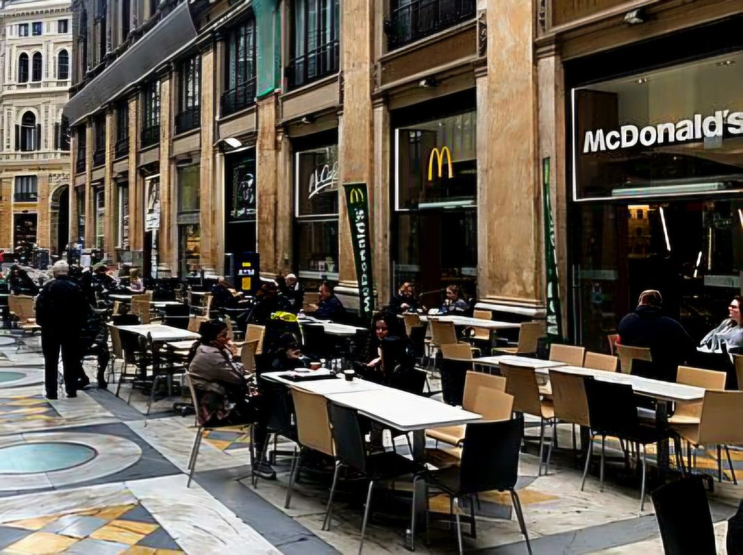 Bambina di un anno perde coscienza per ostruzione delle vie respiratorie in un McDonald's. Intervento lampo dei soccorritori che la salvano