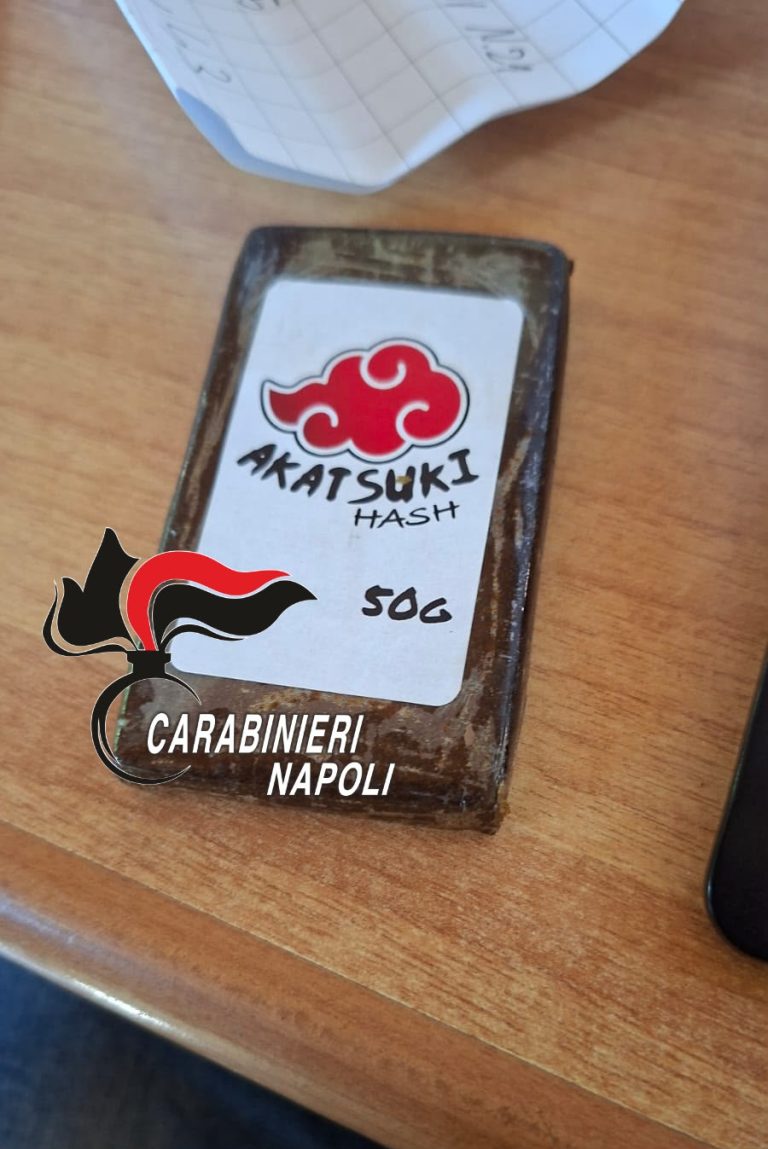 a 24 ore dal primo ritrovamento a Napoli, un identico panetto di hashish brandizzato con il simbolo del clan Akatsuki, il gruppo criminale della celebre serie Naruto trovato a Giugliano