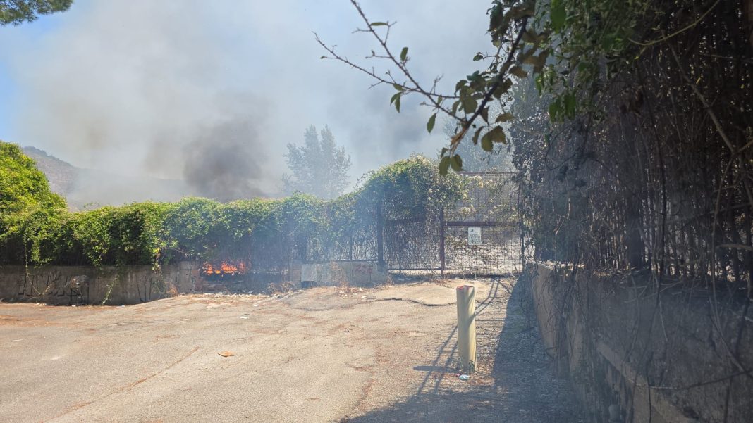 Fiamme e fumo nero su Soccavo: incendio nei pressi della tangenziale. Pompieri in azione