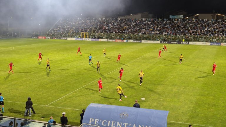 Amichevole, Napoli-Aris Salonicco 6-2: gol e spettacolo al Patini, doppietta di Lucca e De Bruyne!