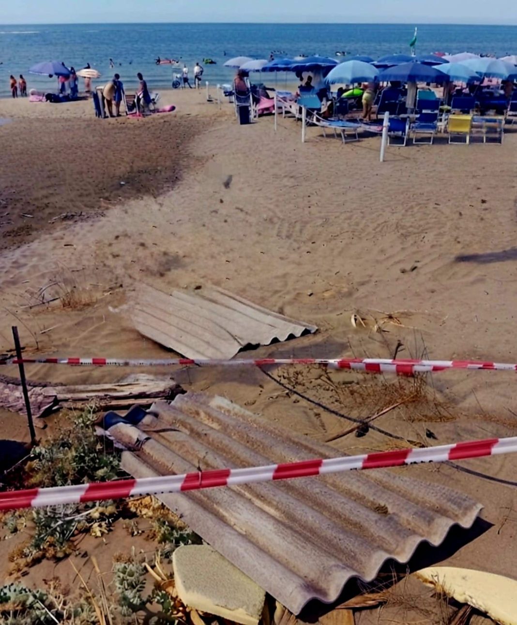Amianto sulla spiaggia di Mondragone: sequestrata un'area di 300 metri quadrati, Indagini della procura per individuare i responsabili