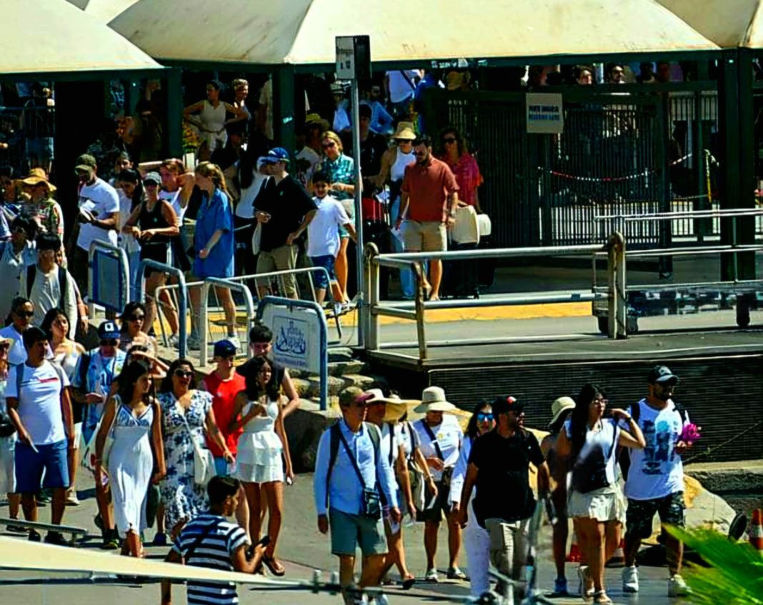 Napoli, il Molo Beverello è un disastro quotidiano. Caldo nelle sale, code infinite, bagni irraggiungibili