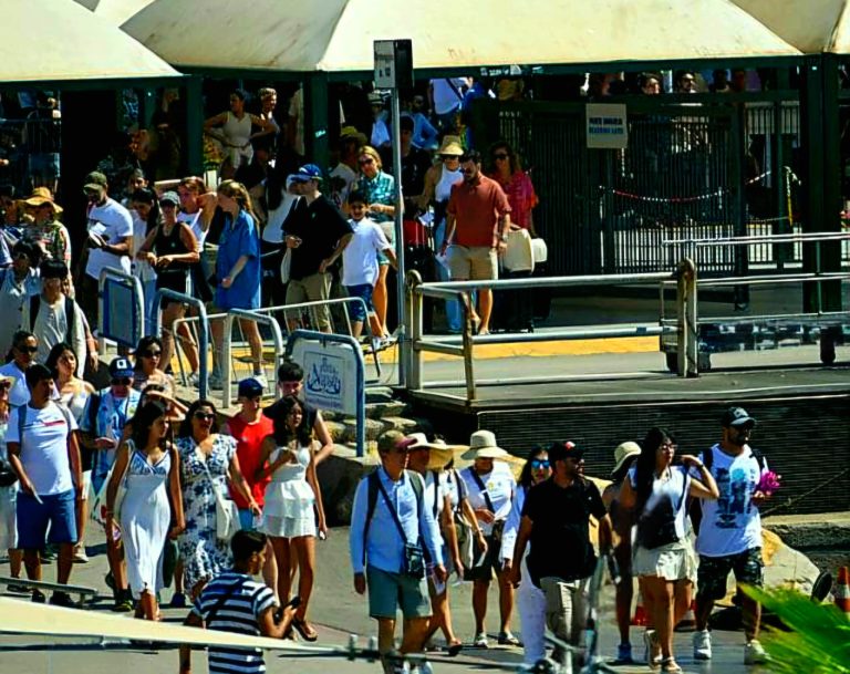 Napoli, il Molo Beverello è un disastro quotidiano. Caldo nelle sale, code infinite, bagni irraggiungibili
