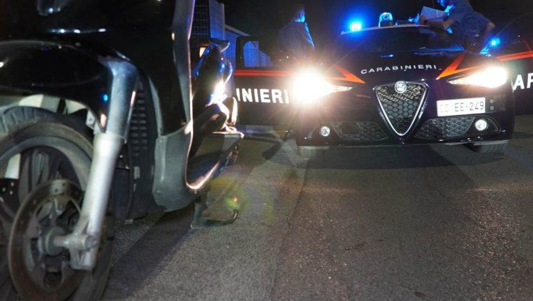 Tenta una rapina in un bar fingendo di avere una pistola: ma un dipendente lo blocca. Arrestato