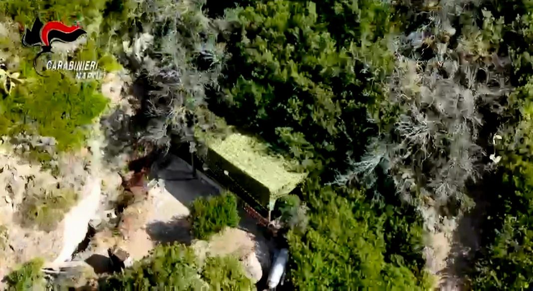 Costruivano un resort di lusso nascosto tra gli scogli di Barano d’Ischia. 4 persone denunciate
