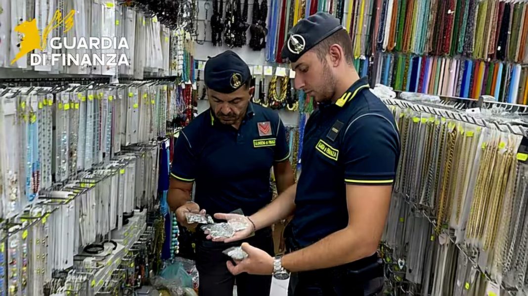 Bigiotteria, accessori e prodotti tossici: merce per 3,4 milioni di euro sequestrata a Napoli