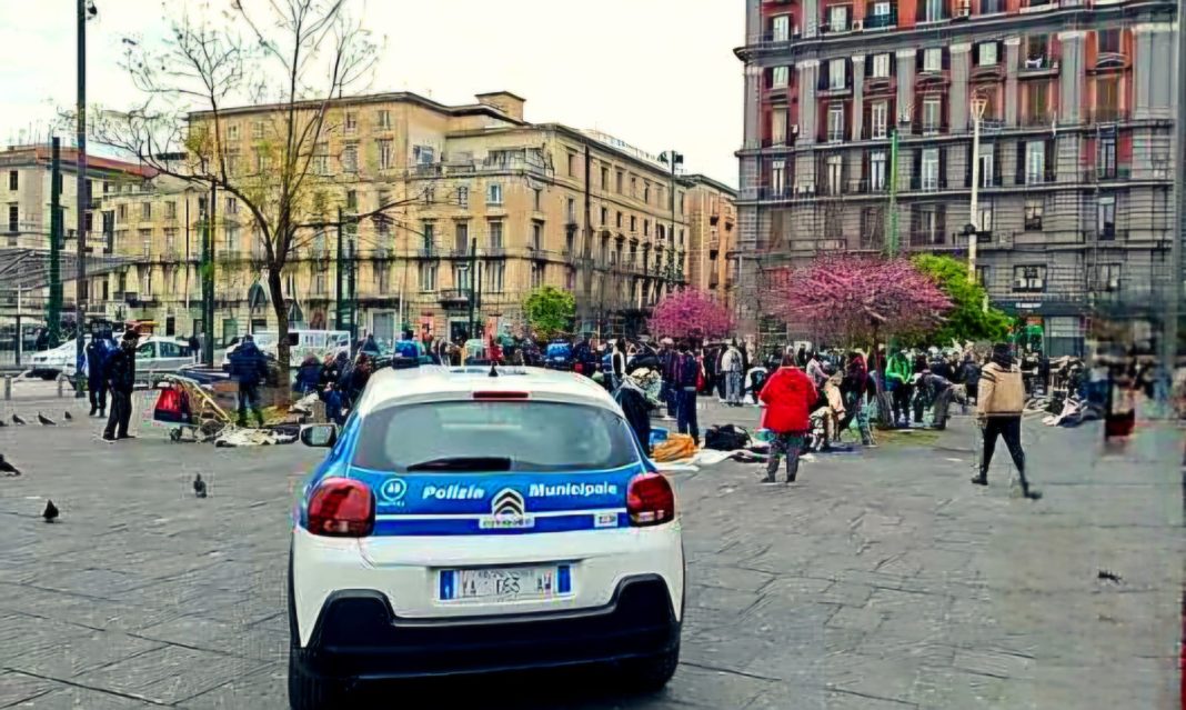 Tenta di sfondare con un sanpietrino un bancomat a piazza Garibaldi. Rintracciato, ferisce tre agenti. Arrestato un extracomunitario 33enne