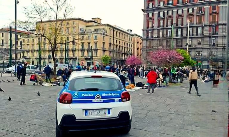 Tenta di sfondare con un sanpietrino un bancomat a piazza Garibaldi. Rintracciato, ferisce tre agenti. Arrestato un extracomunitario 33enne