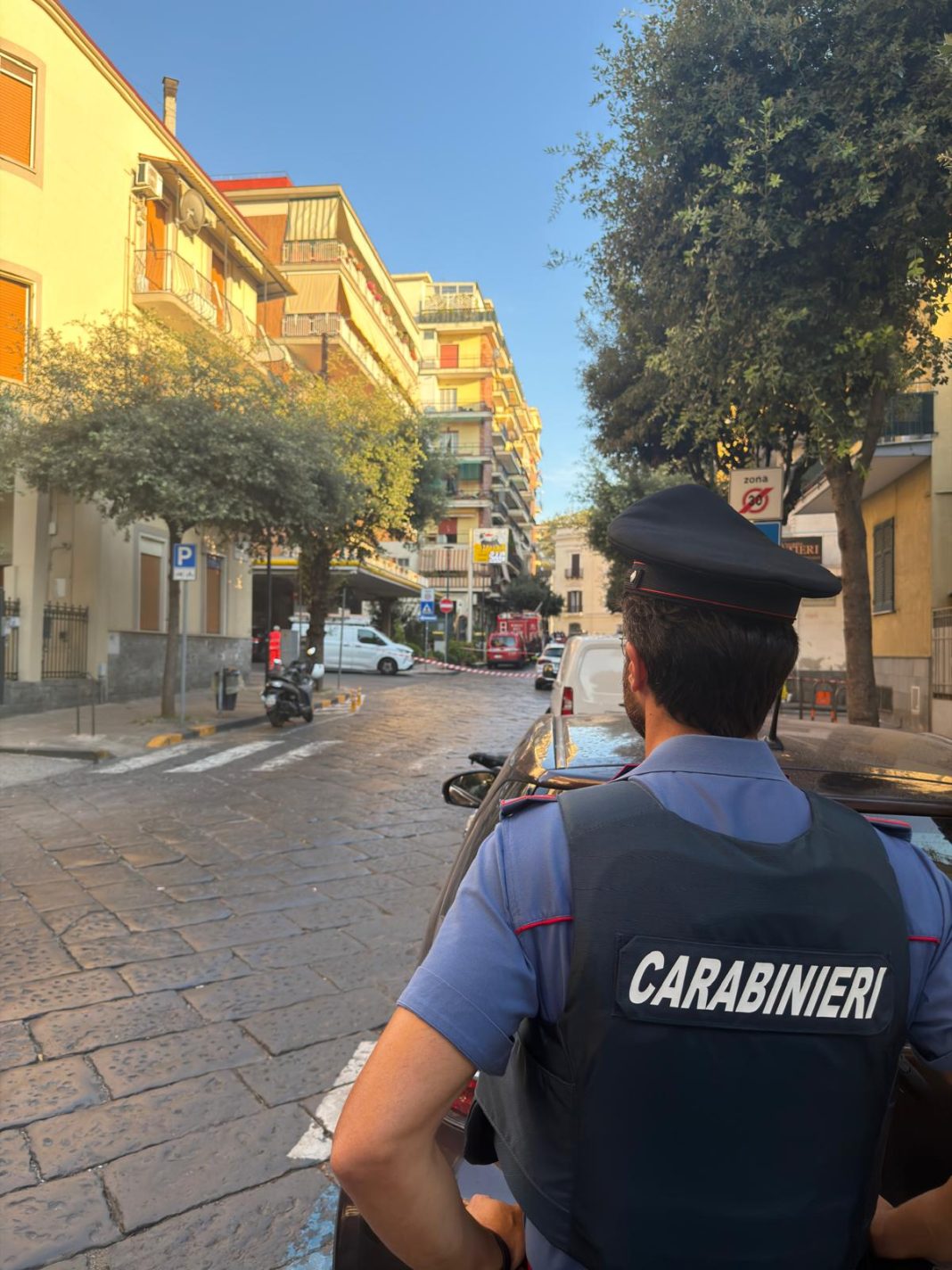 62enne armato si barrica in casa