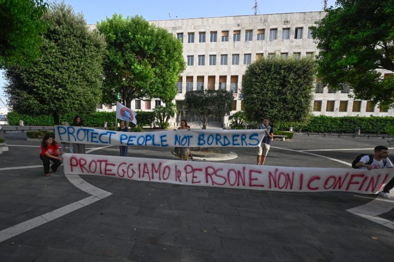 sit in di solidarietà alla Sea Watch 5 nel porto di Napoli
