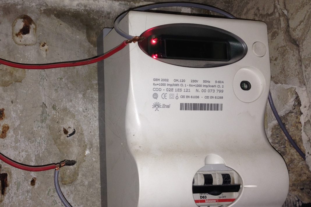 Con allaccio abusivo rubano per 10 anni energia elettrica ad un istituto di Aversa: denunciati dalla polizia provinciale di Caserta