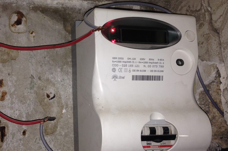 Con allaccio abusivo rubano per 10 anni energia elettrica ad un istituto di Aversa: denunciati dalla polizia provinciale di Caserta