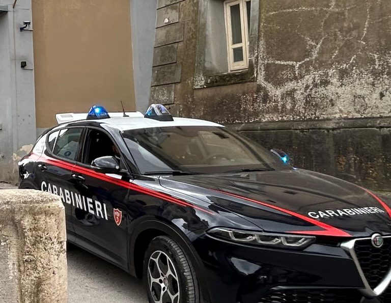 Picchia la mamma, il figlio di 14 anni chiama i carabinieri al 112: padre in manette a Castellammare di Stabia