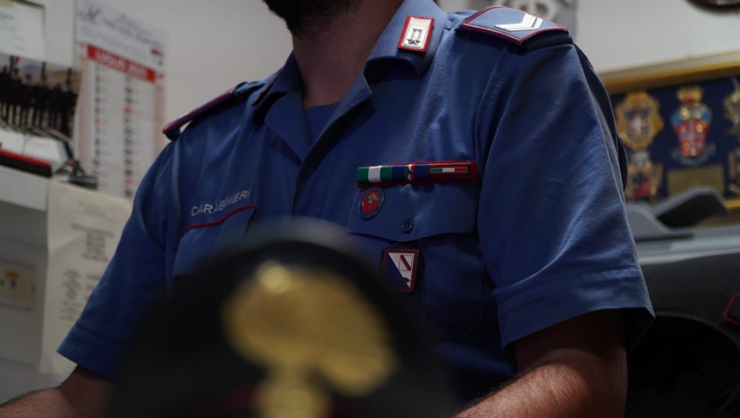 A Striano 28enne simula con le dita della mano un’arma sotto la t-shirt per non saldare il conto di un B&B: denunciato dai carabinieri