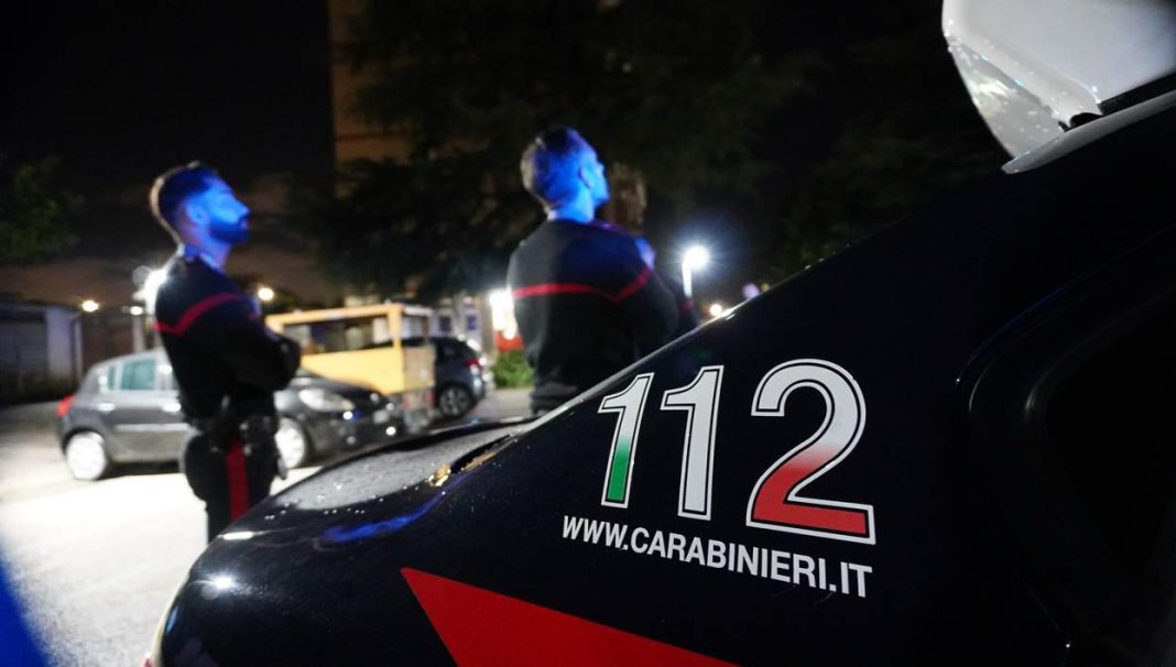 Violenta lite tra i figli, il padre tenta di dividerli; ma resta accoltellato. Carabinieri chiamati al 112. Arrestato 21enne