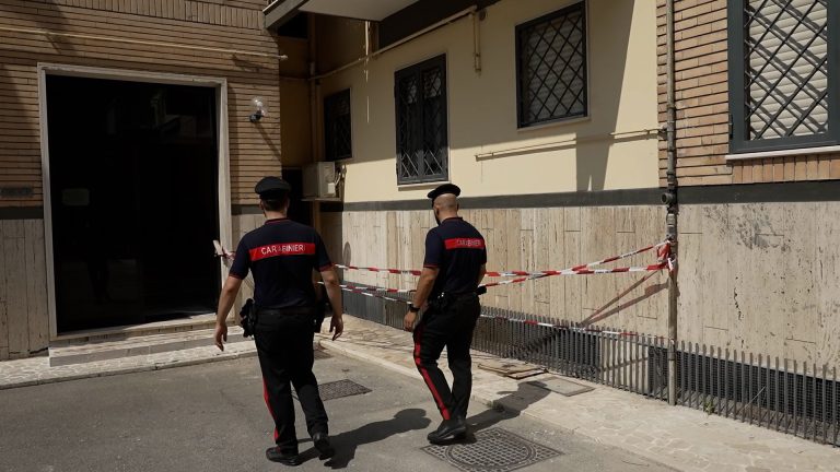 Cade dal quarto piano mentre lavora alle mura esterne di uno stabile a Ercolano