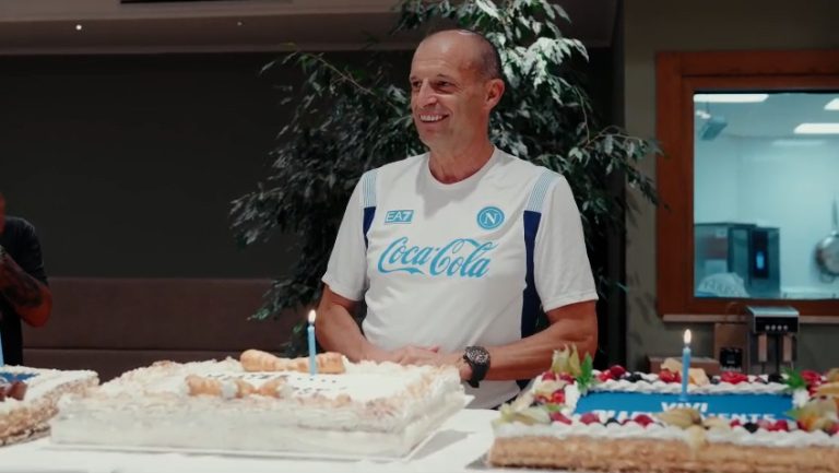 Buon compleanno mister Allegri, torta e brindisi in ritiro per allenatore Napoli