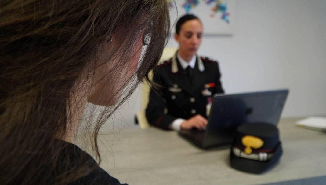 Per una gelosia violenta e sguaiata, sequestra per due giorni e picchia con un bastone chiodato la compagna e il figlio di 6 anni: arrestato 28enne