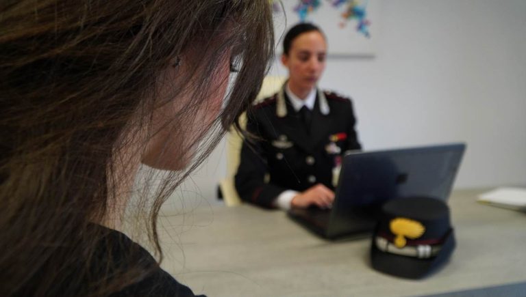 Per una gelosia violenta e sguaiata, sequestra per due giorni e picchia con un bastone chiodato la compagna e il figlio di 6 anni: arrestato 28enne