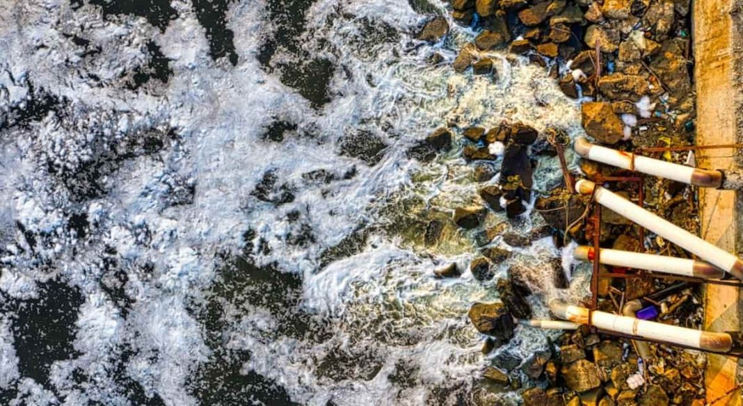 Schiuma tossica e puzzo irrespirabile nel fiume Sarno: allarme dei residenti a Scafati. Sos a carabinieri e Arpac