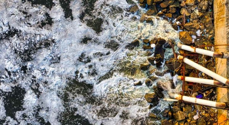 Schiuma tossica e puzzo irrespirabile nel fiume Sarno: allarme dei residenti a Scafati. Sos a carabinieri e Arpac