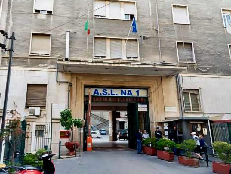 Accoltellato a Napoli un nordafricano: l'uomo è senza documenti. Non è in pericolo di vita. Indagano i carabinieri