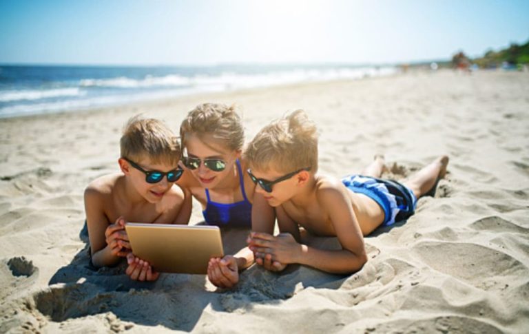 Telefonini, web e vacanze: i rischi per i bambini. Dalla privacy alla geolocalizzazione, ecco i consigli per una estate digitale in sicurezza