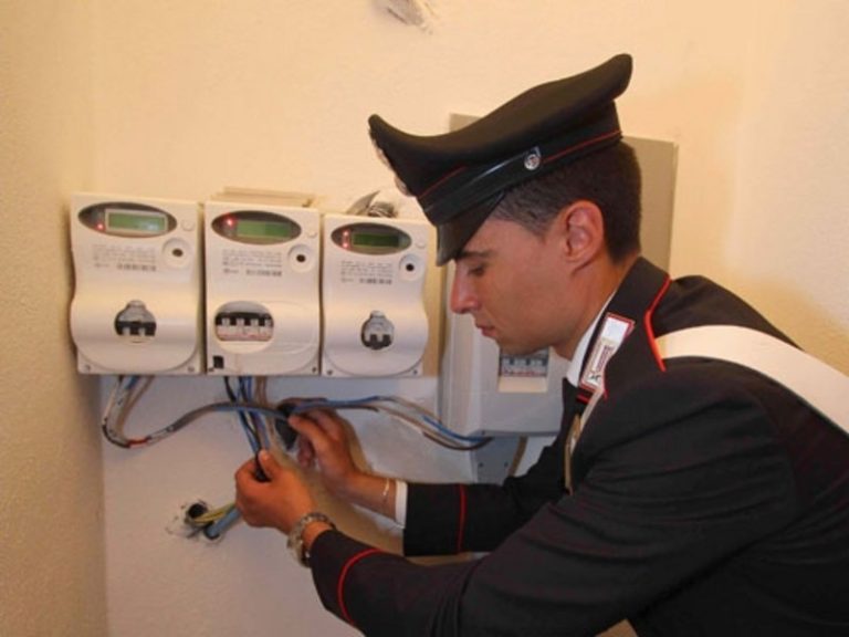 Un bar di Qualiano illegalmente attaccato alla rete elettrica per 5 anni: gestore denunciato dai carabinieri