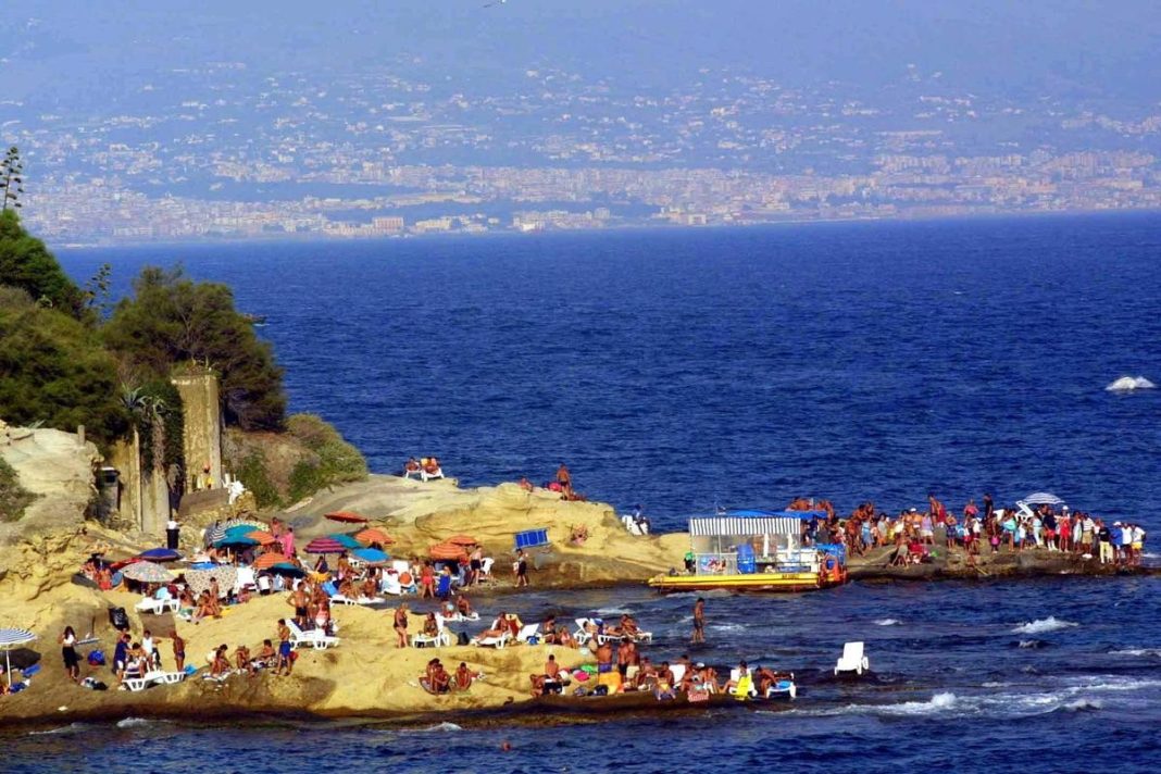 Violenza sessuale su una turista sugli scogli di Marechiaro. I ristoratori le prestano soccorso. Al vaglio immagini e testimonianze