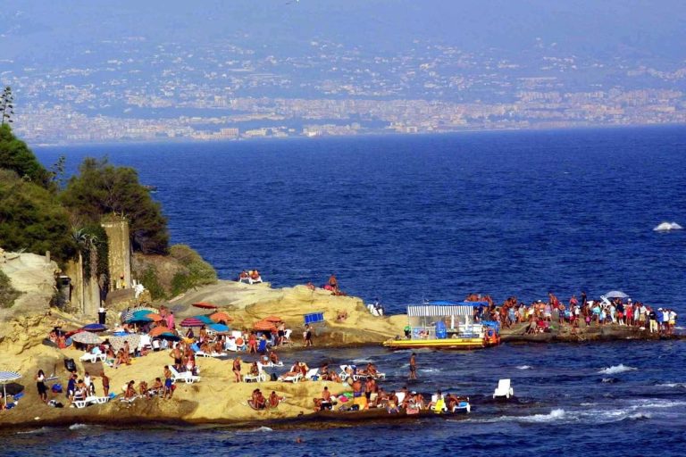 Violenza sessuale su una turista sugli scogli di Marechiaro. I ristoratori le prestano soccorso. Al vaglio immagini e testimonianze