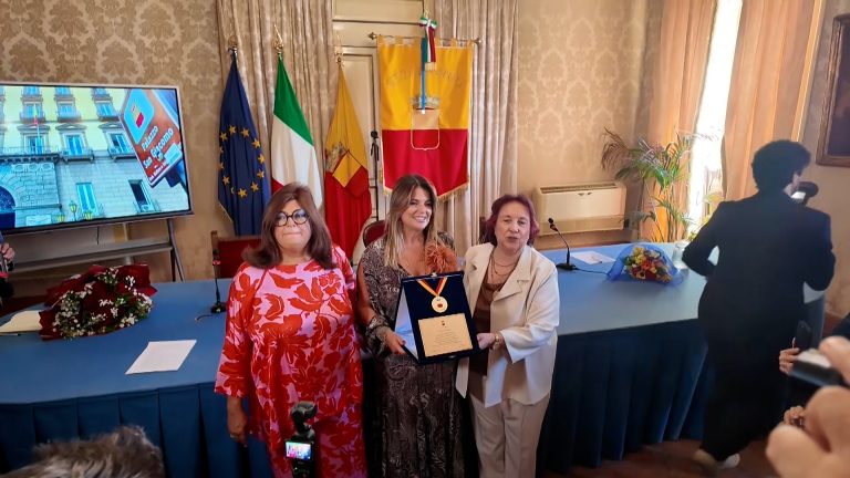 A Monica Sarnelli la medaglia della Città di Napoli