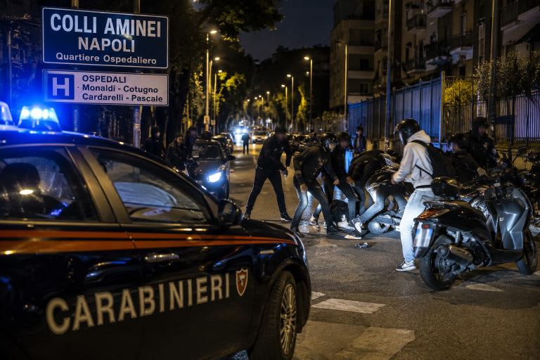 Aggressione selvaggia 8 contro 2 con catene e tirapugni: denunciati 5 giovanissimi