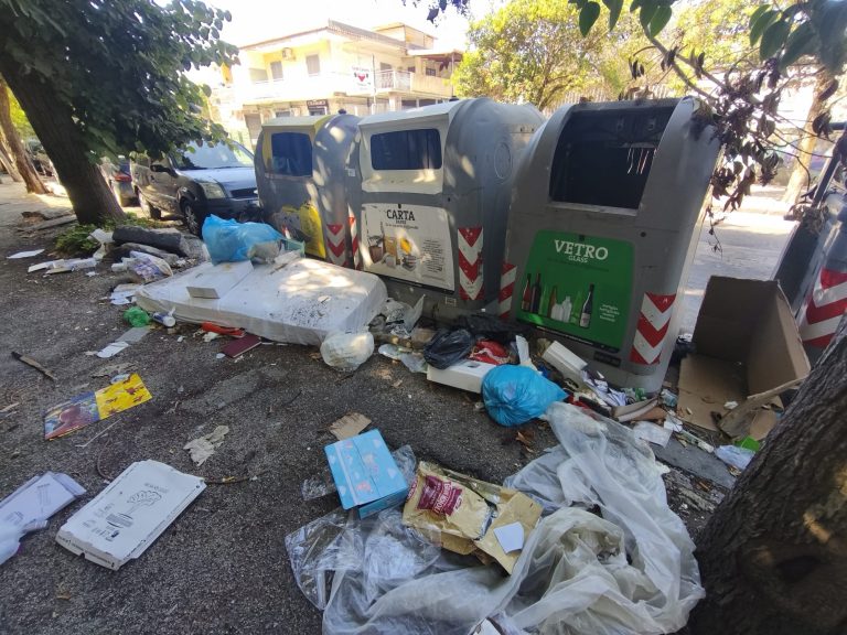 Pianura, allarme rifiuti: l’intero quartiere è ridotto a una discarica a cielo aperto