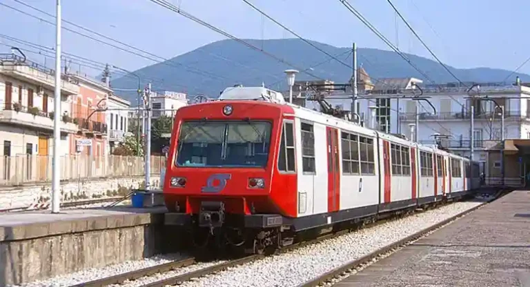 La Circumvesuviana si conferma inaffidabile per i pendolari: stop alla tratta Napoli-Torre Annunziata. Pesanti i disagi per gli utenti