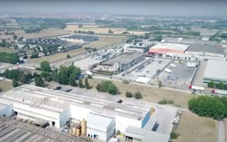Caivano si ferma: miasmi irritanti fuoriescono da stabilimento di azienda specializzata nella produzione di vernici. Scuole e parchi chiusi