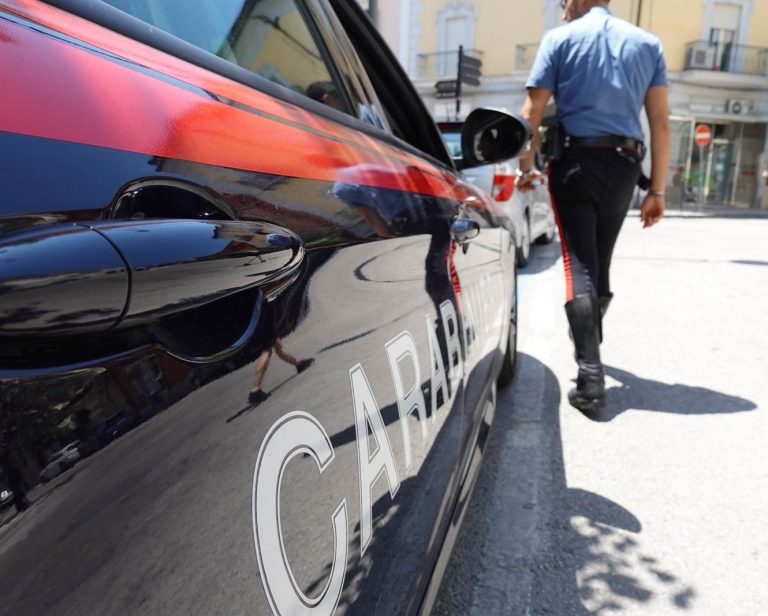 Centro estetico abusivo a Napoli: tatuaggi e piercing senza licenza. Scatta il sequestro dei carabinieri a Poggioreale