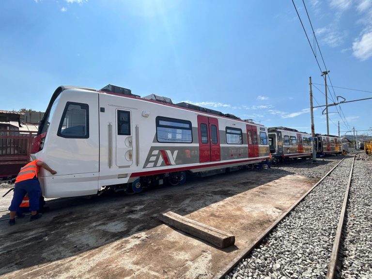Operaio folgorato su un tratto ferroviario della Circumvesuviana: è grave. Circolazione Napoli - Torre del Greco bloccata. Passeggeri nei bus