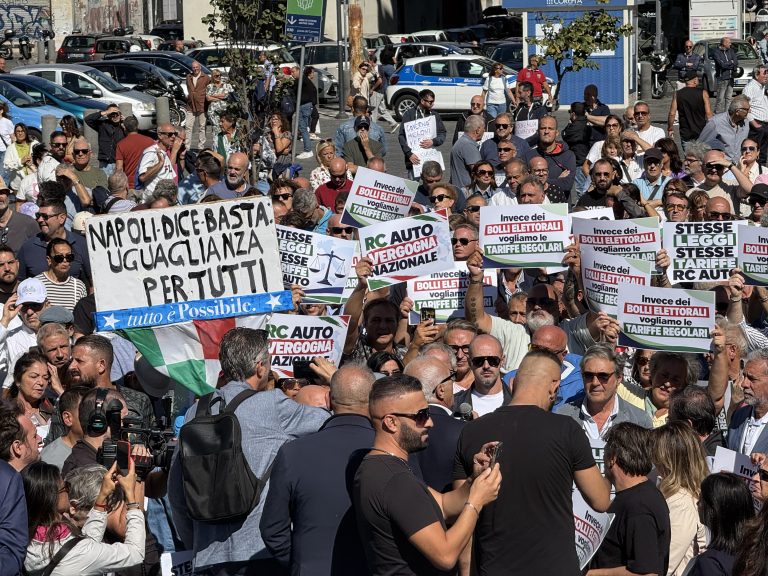 Caro Rc auto, piazza piena per il sit in di protesta dei comitati