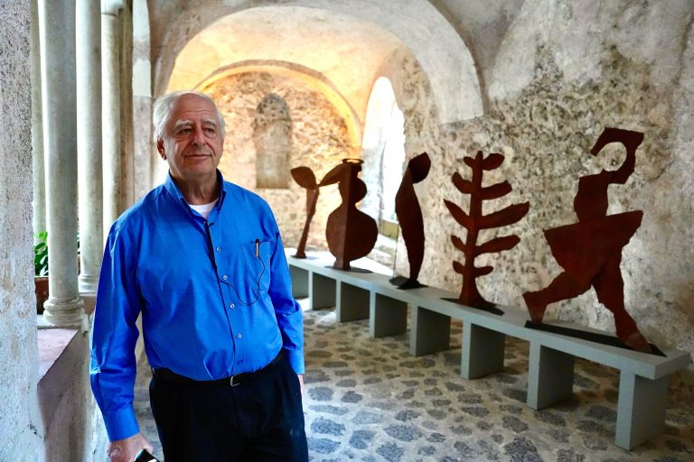 Ravello, William Kentridge visita la sua mostra a Villa Rufolo: «Qui le mie opere appaiono diverse»
