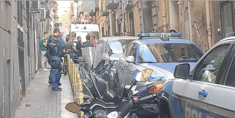 Paura nei Quartieri Spagnoli, uomo armato barricato in casa per impedire l’arresto – VIDEO