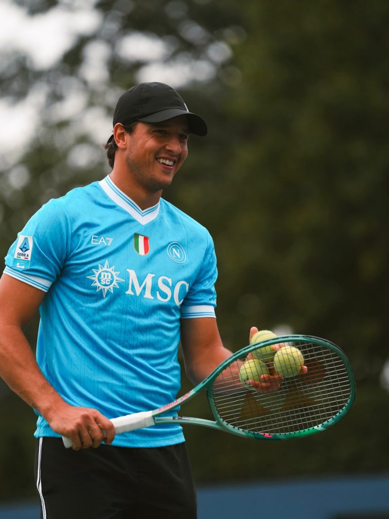 US Open, Luciano Darderi si allena con la maglia del Napoli a New York