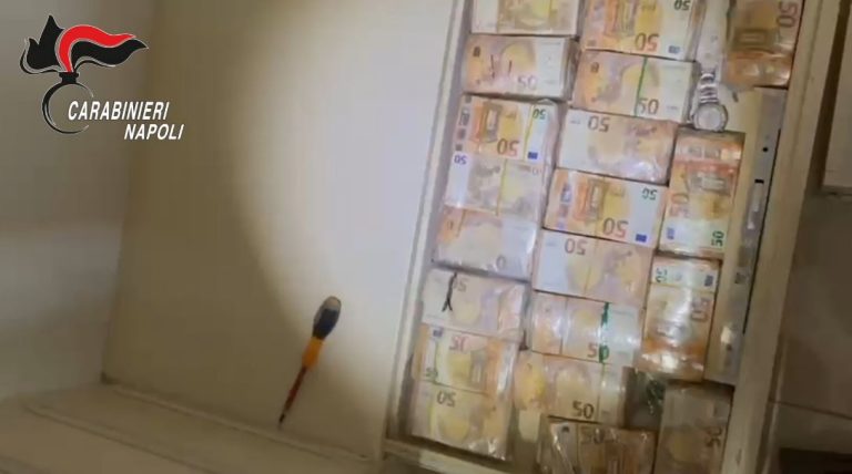 Blitz dall’alba tra Caivano e Casoria, 34 arresti nel clan Angelino. Trovati 3 milioni di euro nel pavimento di un appartamento
