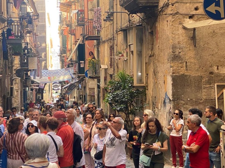 NAPOLI. Delitti e segreti tra le vie della città