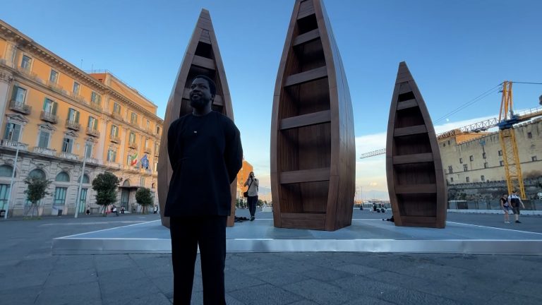 Tre barche giganti in piazza Municipio: a Napoli arriva “Voyager”