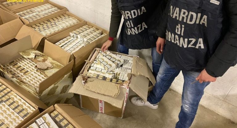 Un furgone che corre a tutta velocità verso dei box insospettisce i finanzieri: sequestrate 1600 kg di sigarette di contrabbando a Giugliano