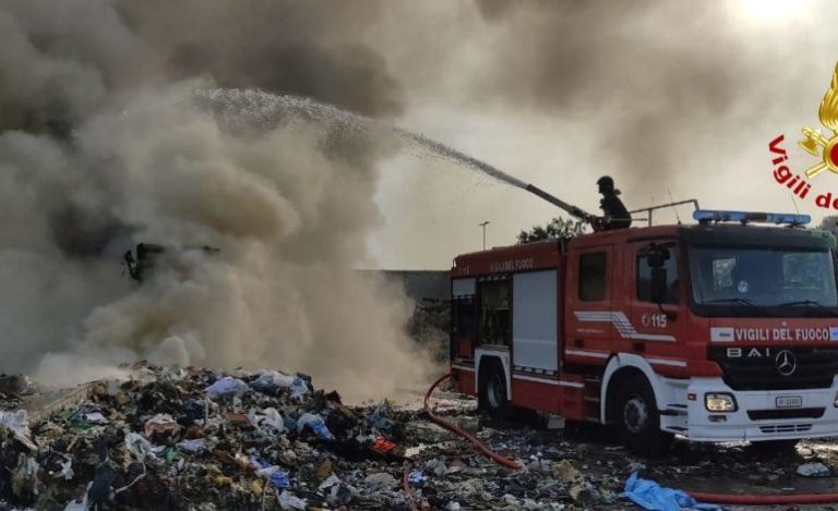 Nuovo incendio nella discarica di Taverna del Re a Giugliano: rogo sotto controllo. Preoccupazione dei cittadini per l'inquinamento dell'aria