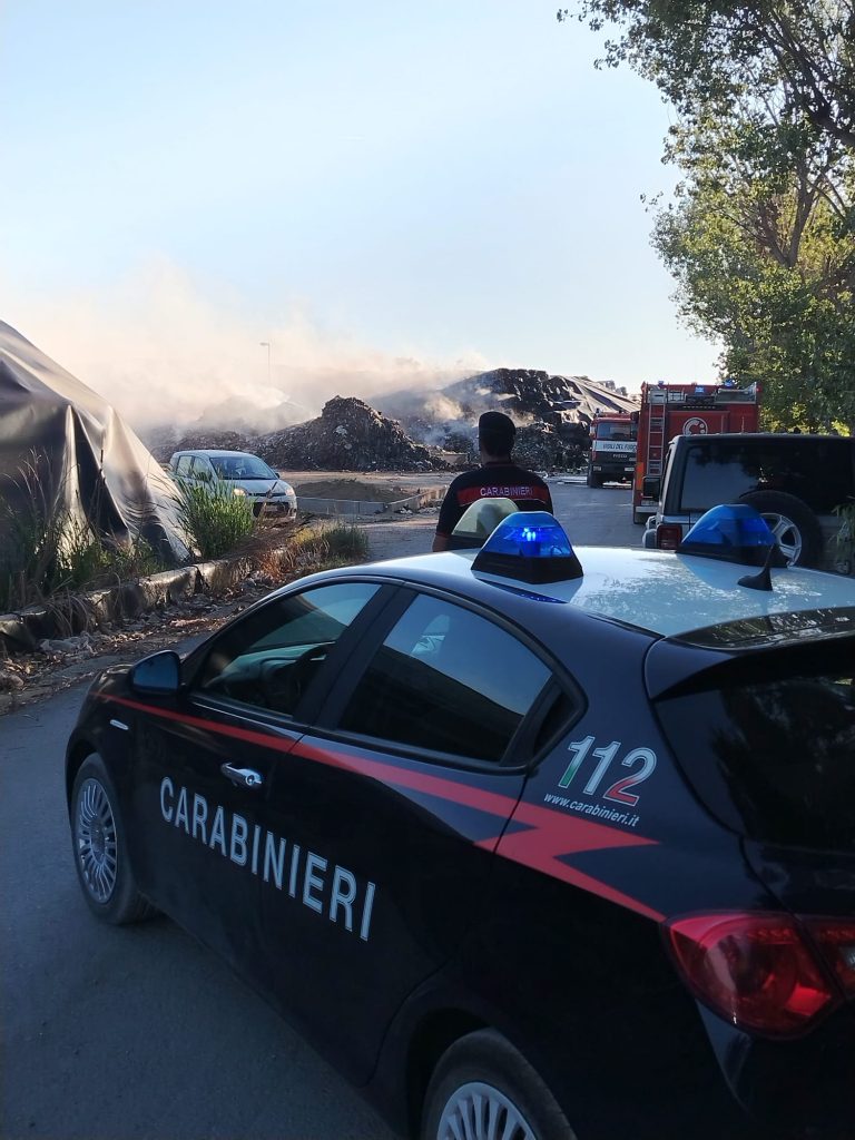 In fiamme sito ecoballe a Giugliano: rogo circoscritto. L'Arpac monitora l'aria